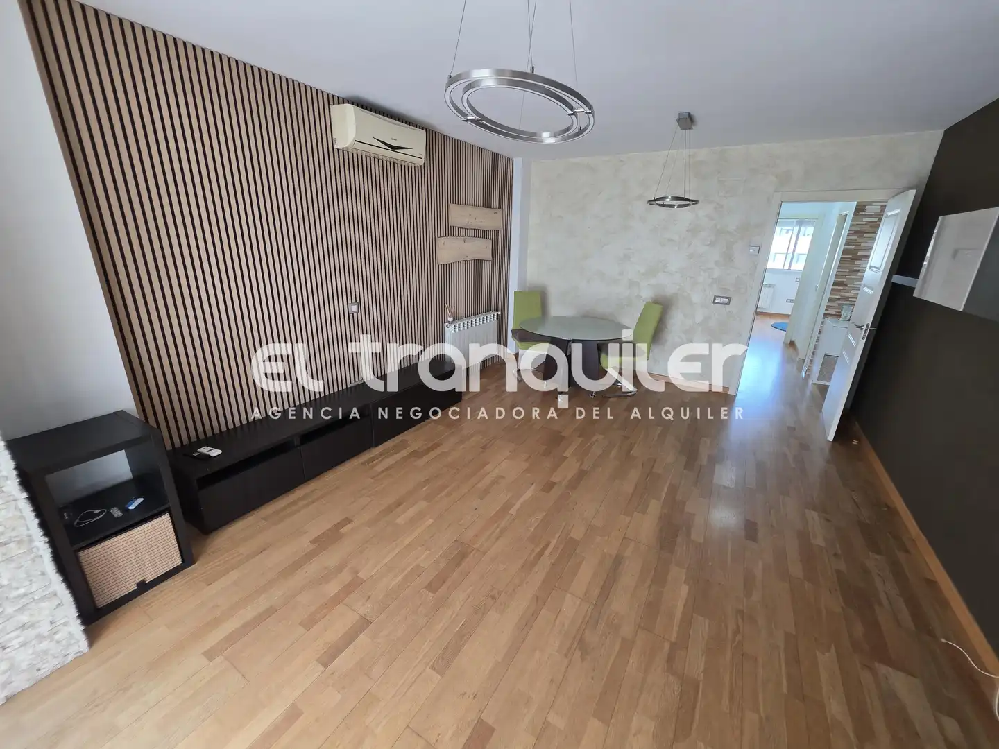 Living room of Flat for rent in Madrid  with Air Conditioner, Parquet flooring and Storage room