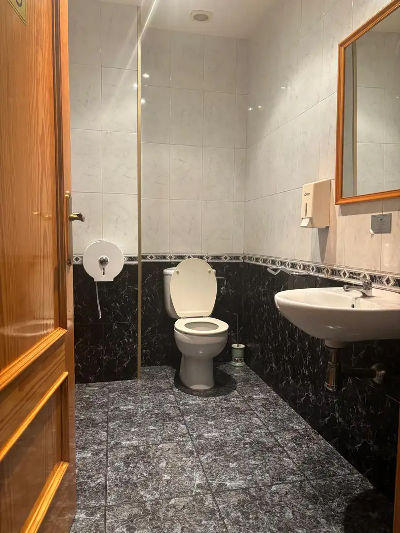 Baño de Local en venta en Alcoy / Alcoi con Aire acondicionado, Calefacción y Amueblado