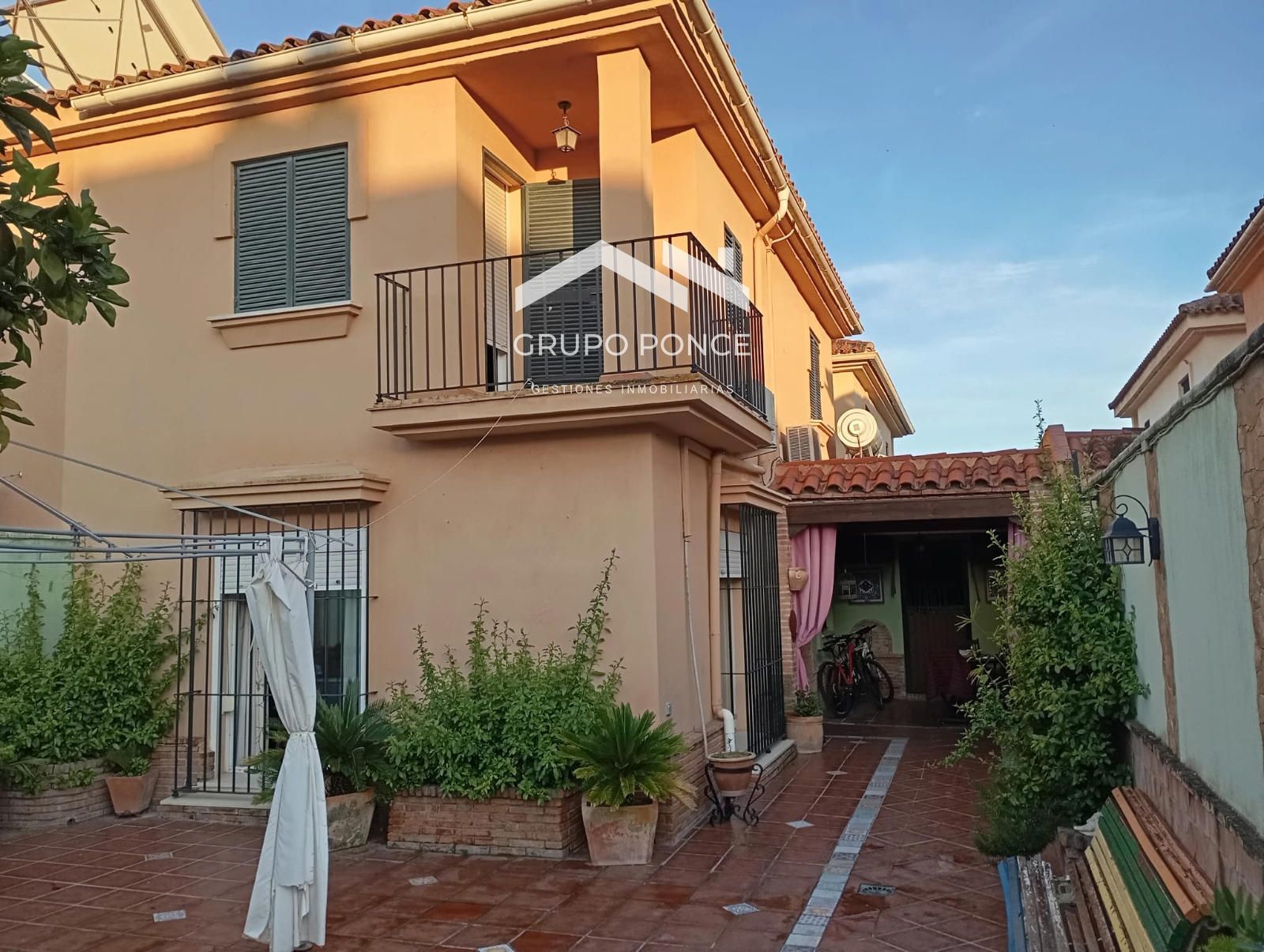 Exterior view of Single-family semi-detached for sale in Jerez de la Frontera  with Air Conditioner and Terrace
