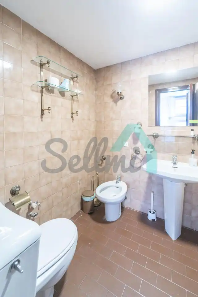 Bathroom of Flat for share in Oviedo   with Heating, Parquet flooring and Furnished