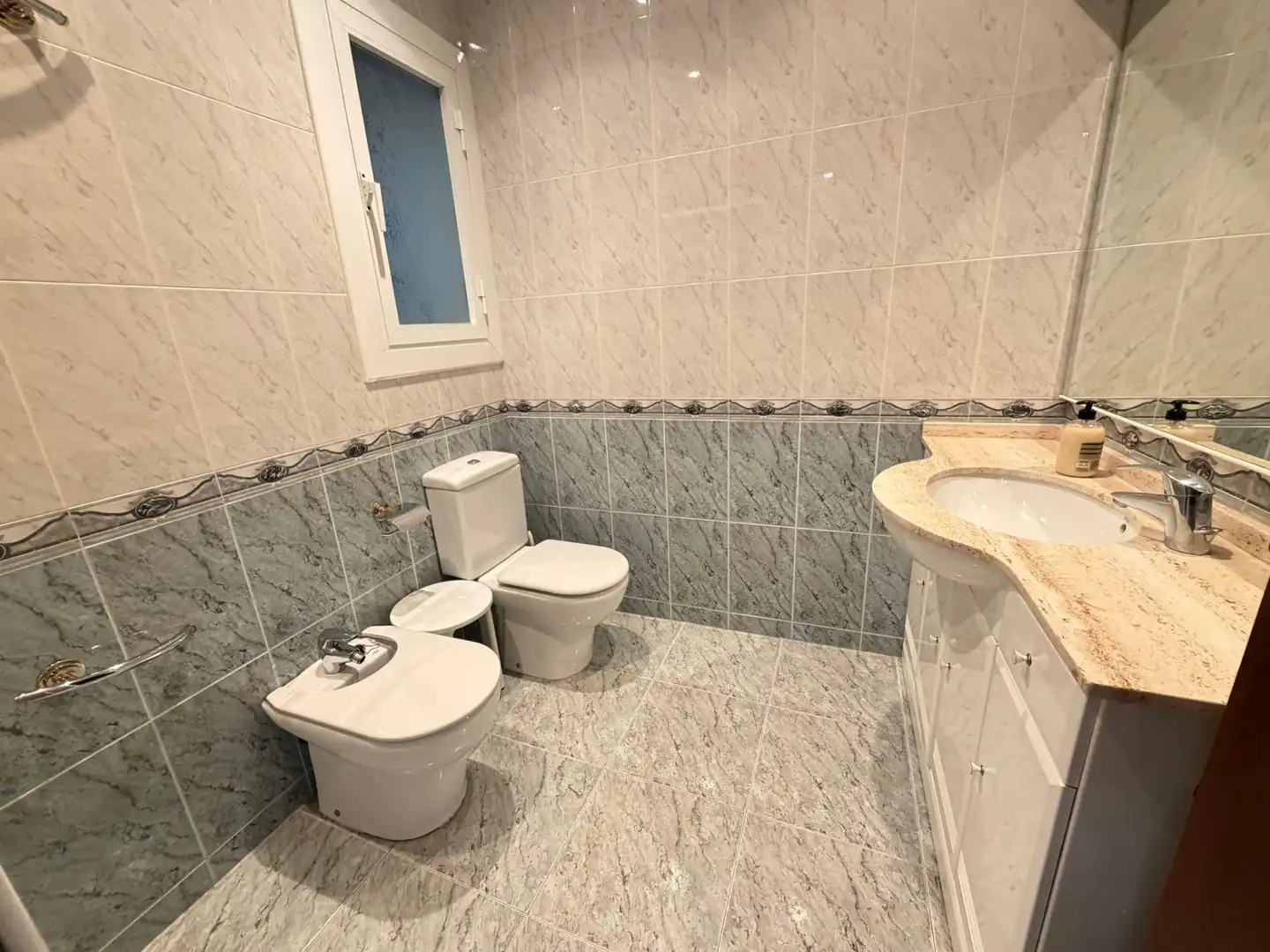 Bathroom of Flat for rent in Lleida  with Air Conditioner, Heating and Parquet flooring