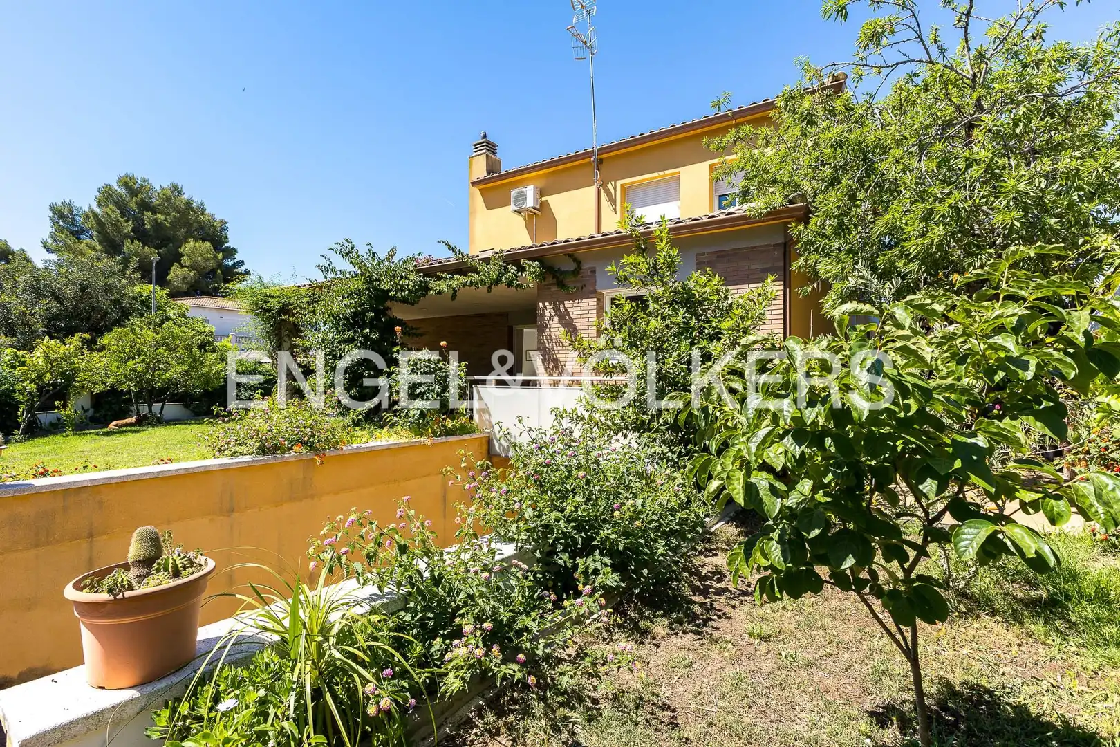 Vista exterior de Casa o xalet en venda en Cubelles amb Aire condicionat, Calefacció i Jardí privat