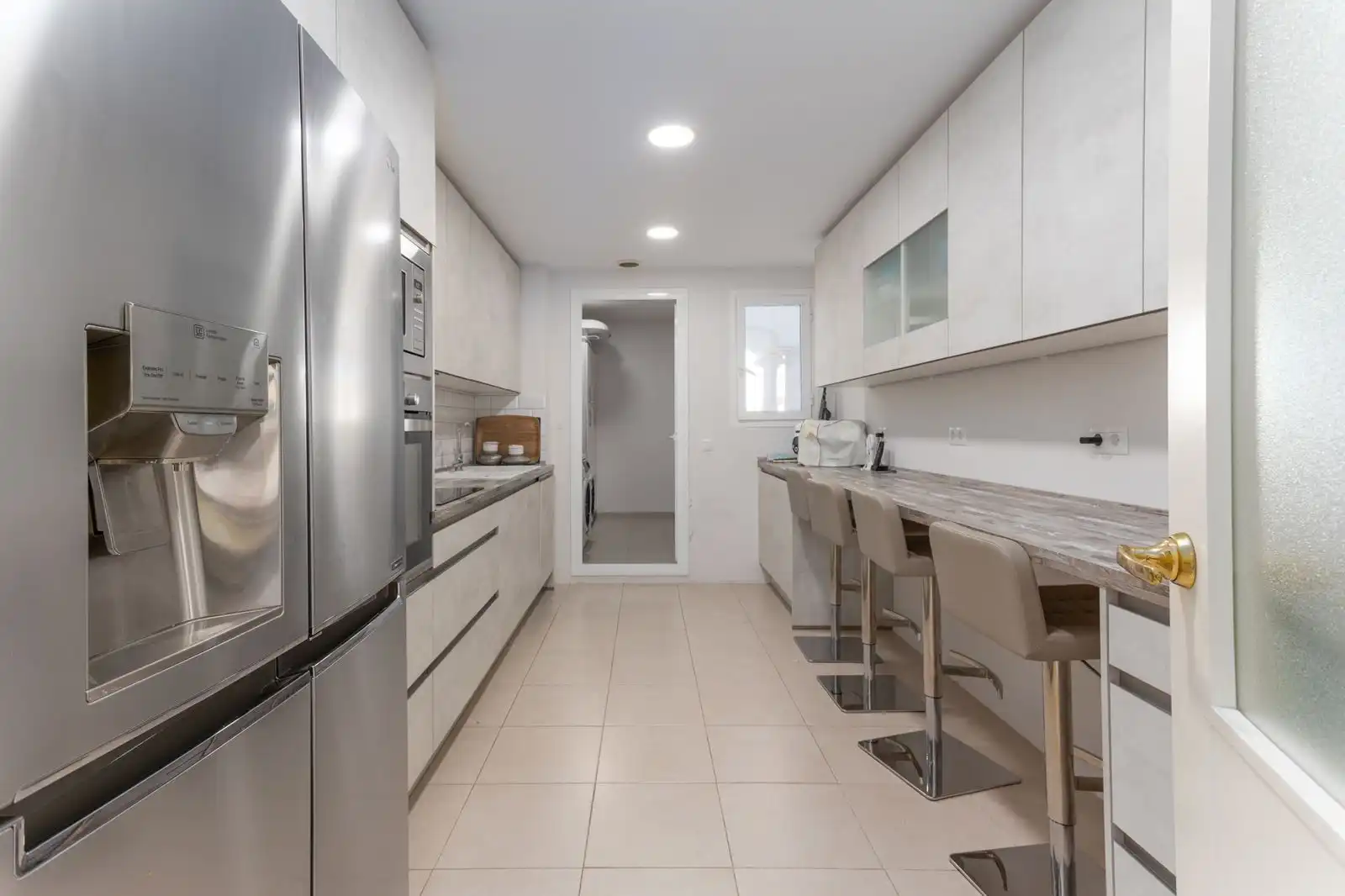 Küche von Wohnung zum Verkauf in Marbella mit Klimaanlage, Privatgarten und Terrasse