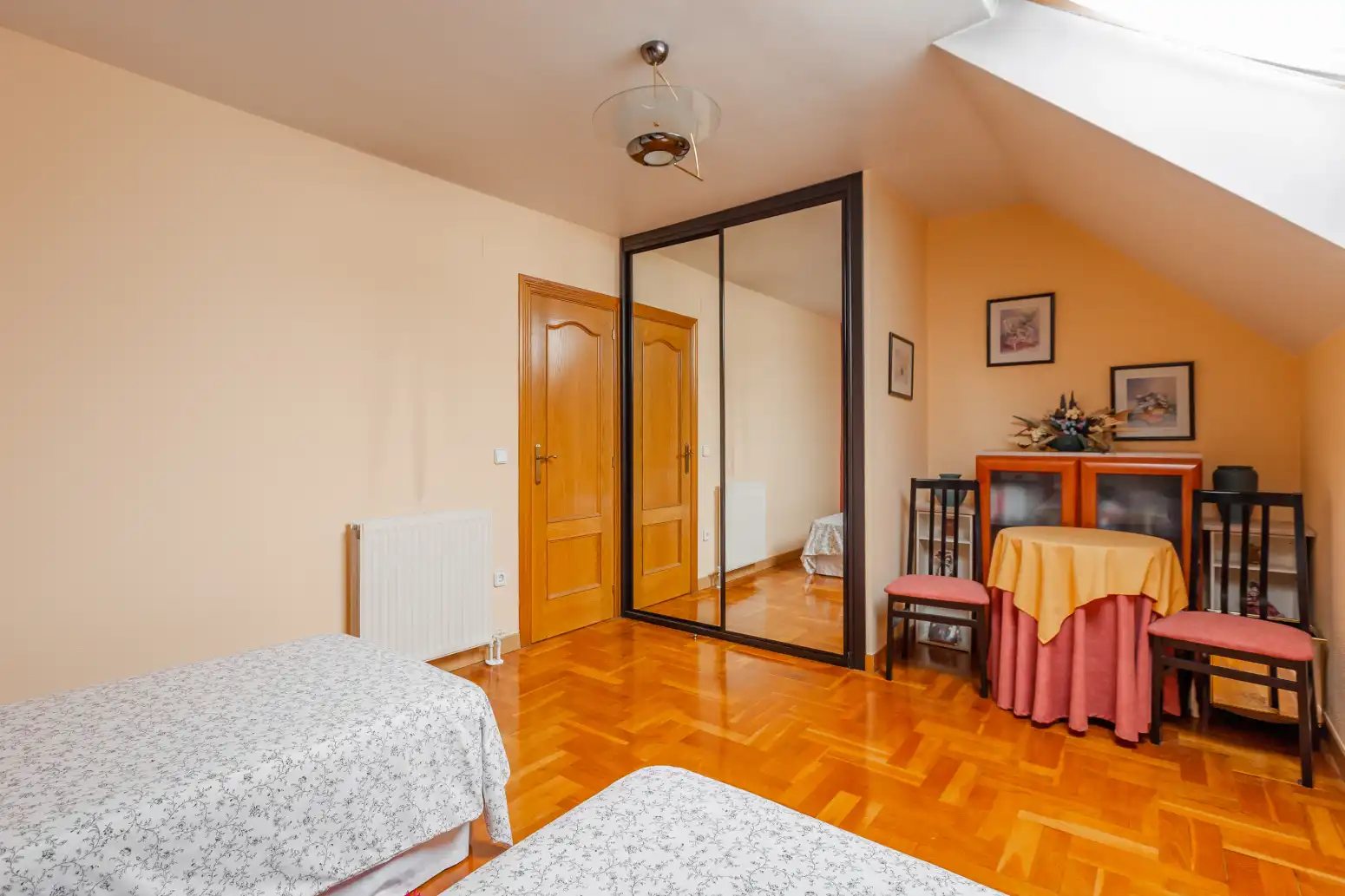 Habitación de Casa adosada en venta en Barañáin / Barañain con Calefacción, Jardín privado y Parquet