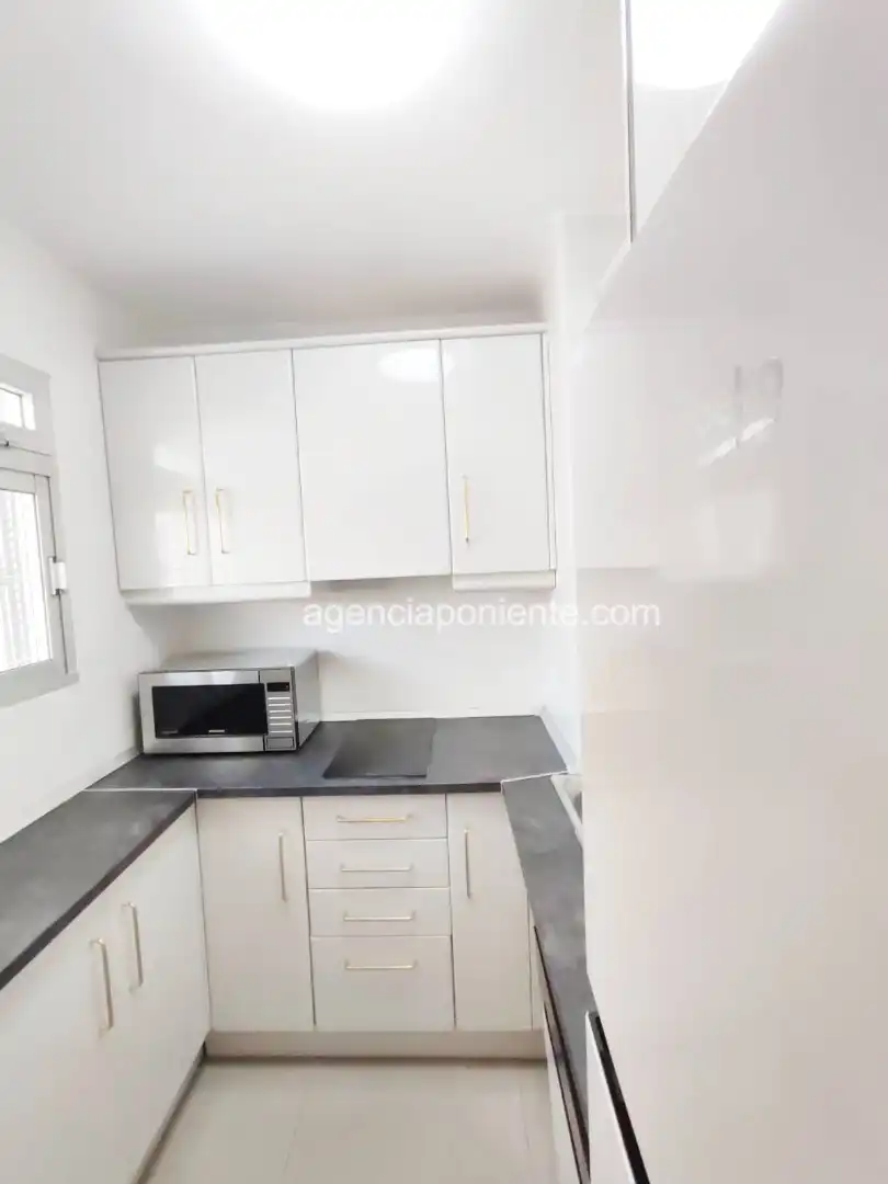 Cuina de Apartament de lloguer en Benidorm amb Aire condicionat, Calefacció i Terrassa