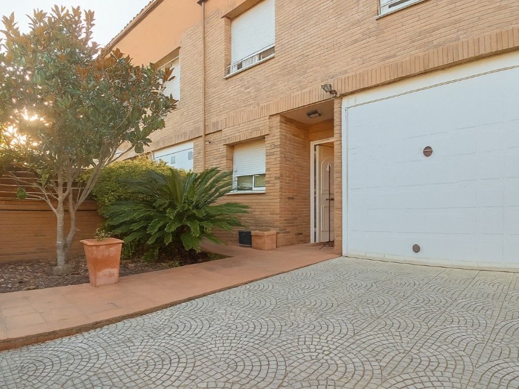 Vista exterior de Casa o xalet en venda en La Granada amb Calefacció i Forn