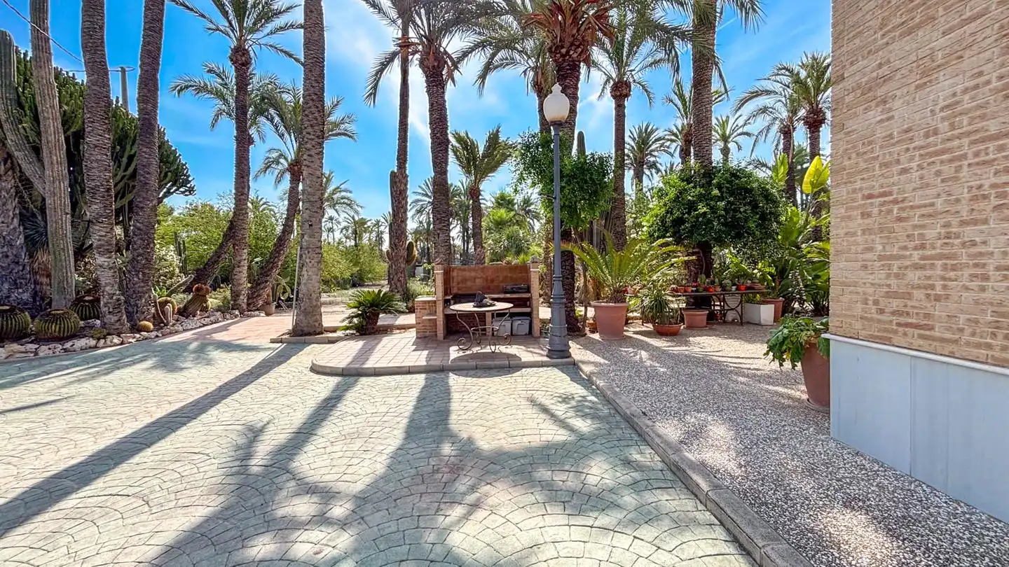 Vista exterior de Casa o xalet en venda en Elche / Elx amb Calefacció, Jardí privat i Parquet