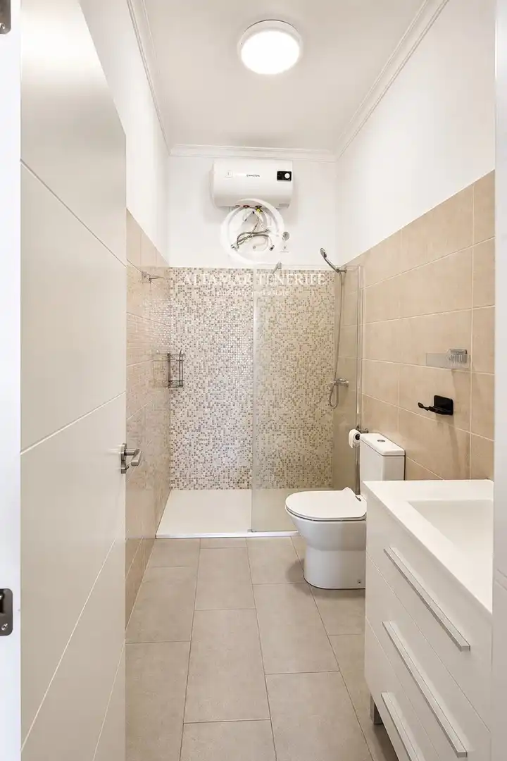 Baño de Apartamento en venta en Adeje con Terraza, Piscina y Piscina comunitaria