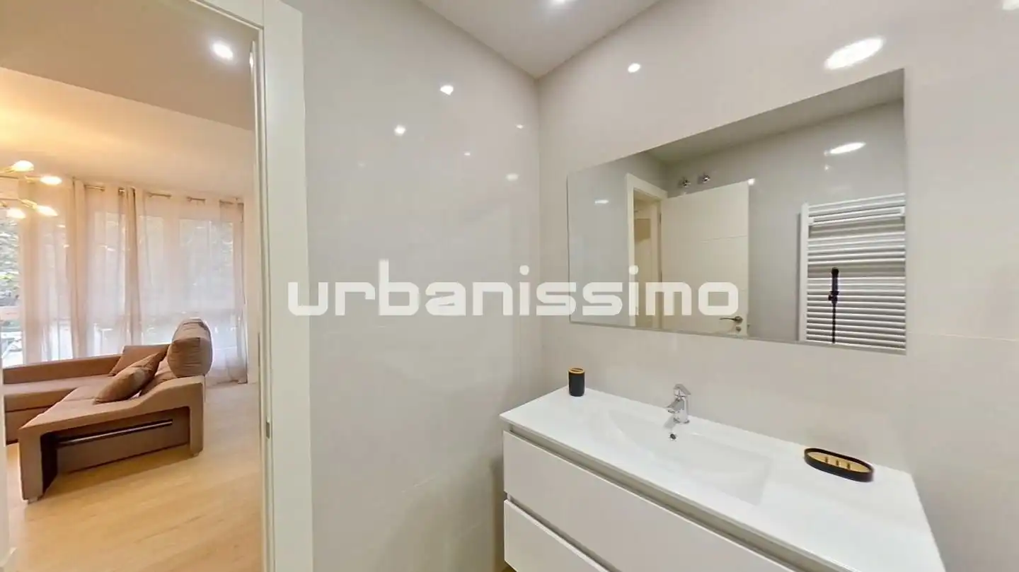 Bany de Apartament de lloguer en Madrid amb Aire condicionat, Calefacció i Moblat