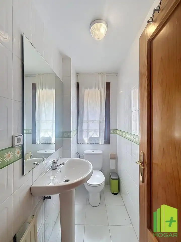 Baño de Casa adosada en venta en Jaén con Aire acondicionado, Jardín privado y Terraza