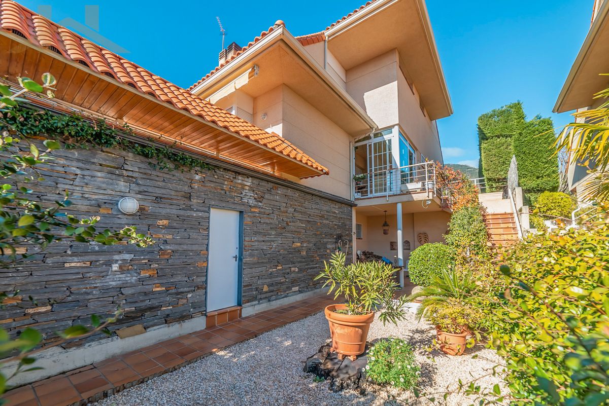 Exterior view of Single-family semi-detached for sale in San Lorenzo de El Escorial  with Air Conditioner, Heating and Private garden