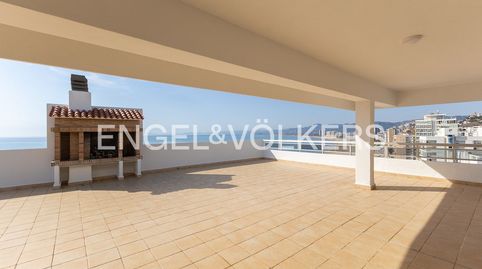 Ático exclusivo en primera línea de playa con terraza panorámica y cuatro plazas de garaje
