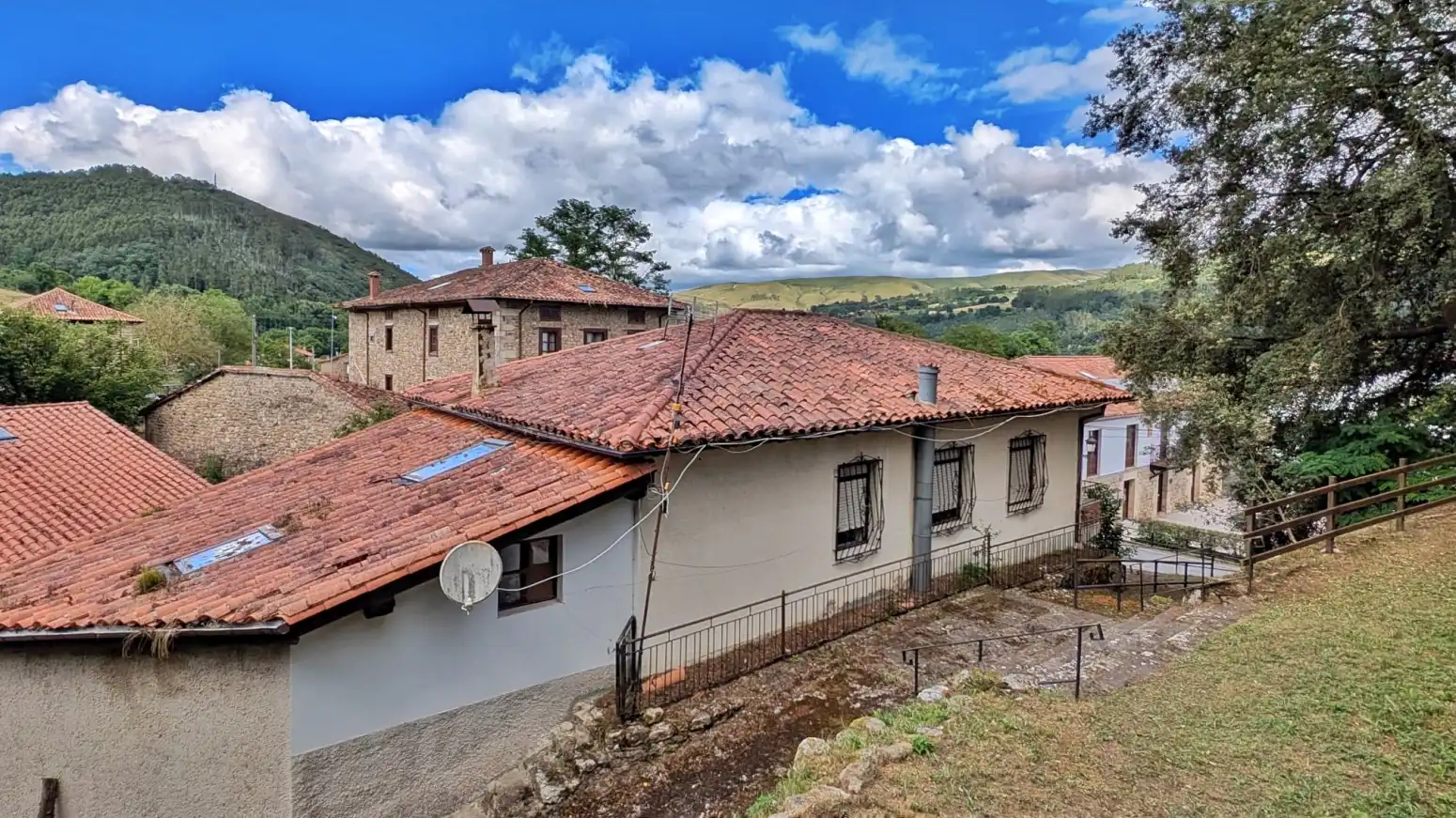 Vista exterior de Casa o xalet en venda en Cabuérniga amb Jardí privat