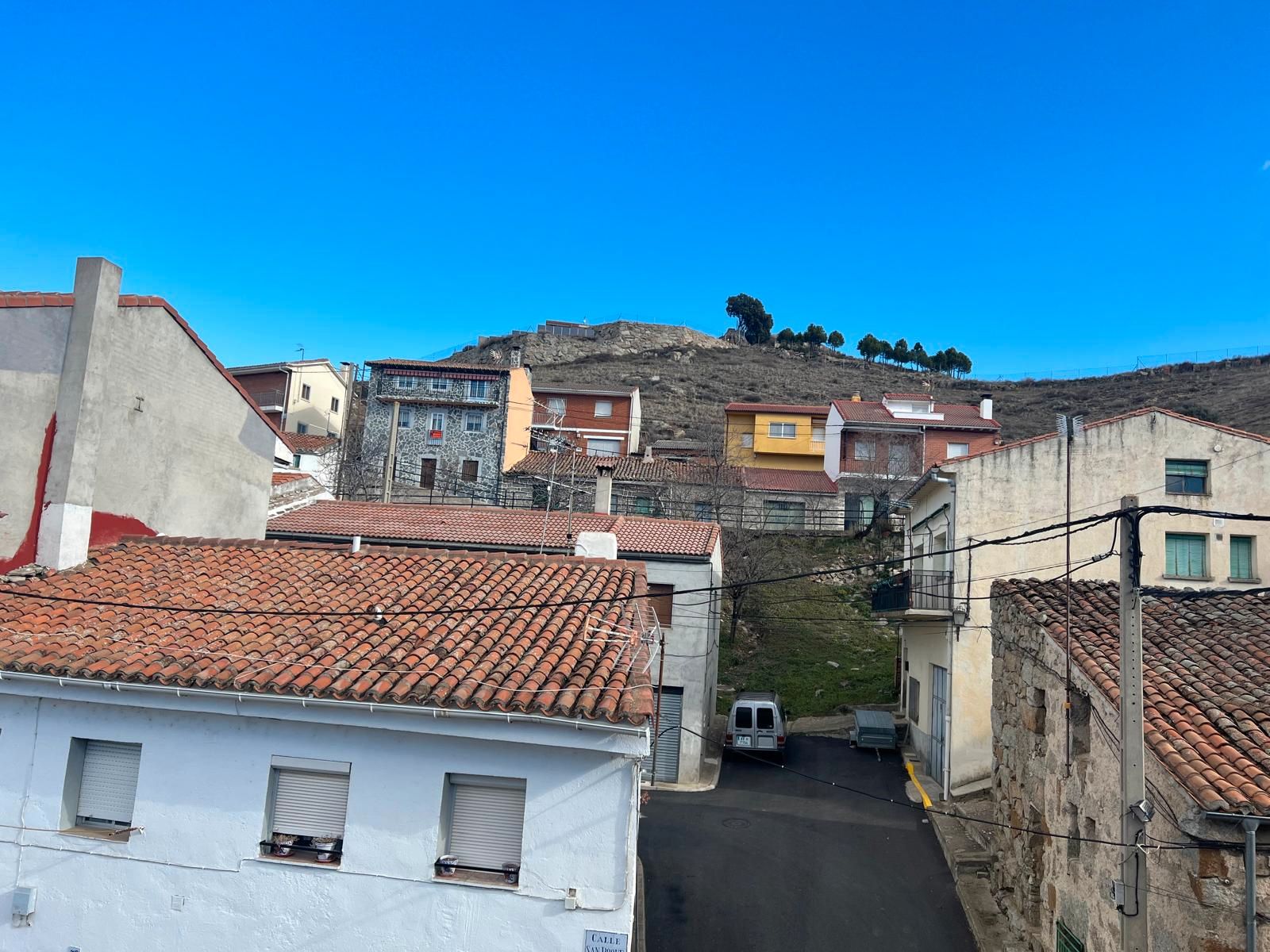 Vista exterior de Casa adosada en venda en Burgohondo amb Terrassa