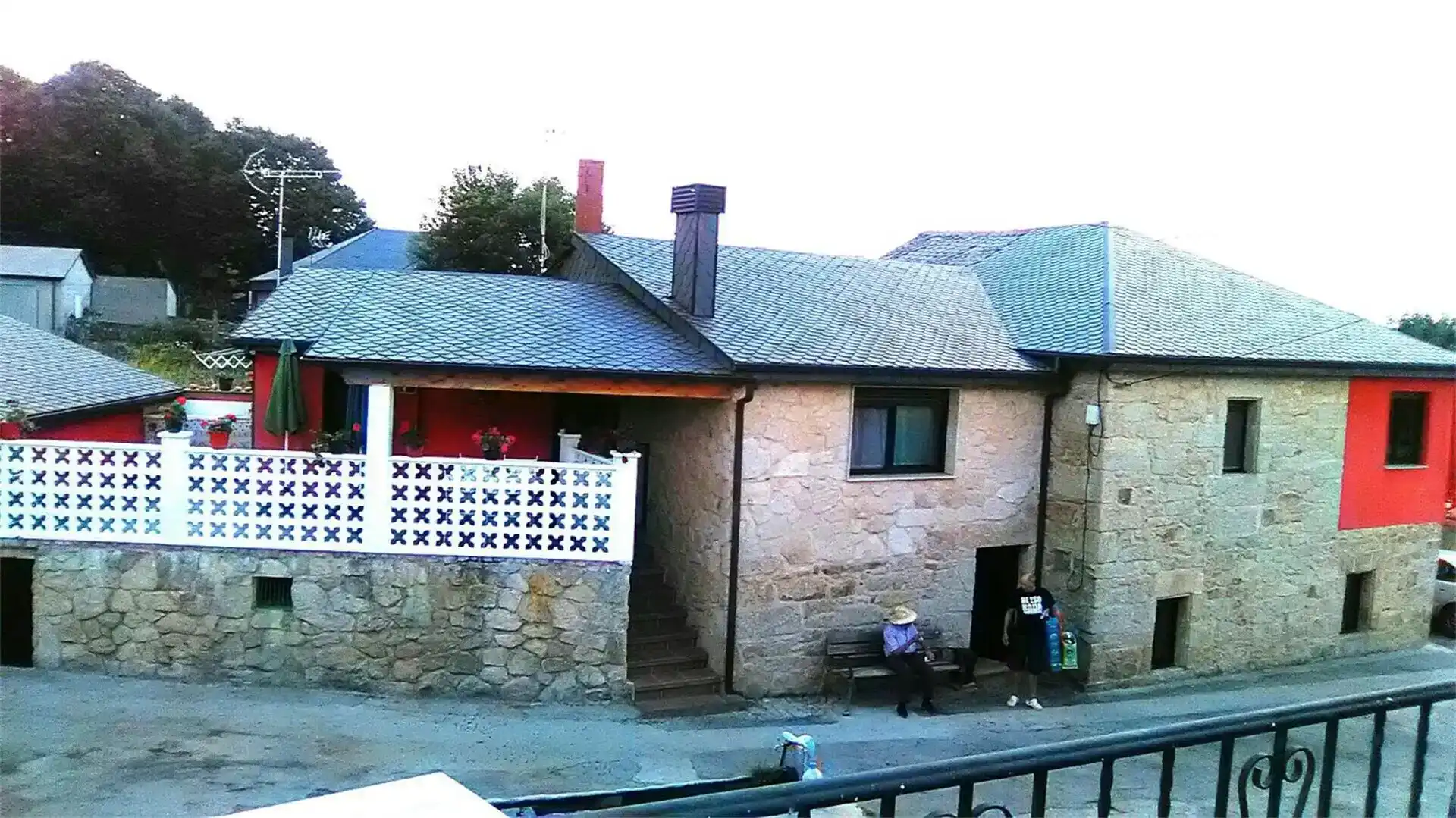 Vista exterior de Finca rústica en venda en Manzaneda amb Parquet, Traster i Moblat
