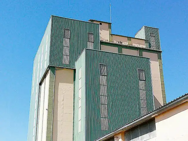 Vista exterior de Nau industrial en venda en Ulldecona