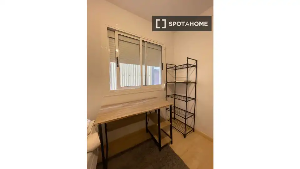 Habitación de Piso de alquiler en L'Hospitalet de Llobregat con Aire acondicionado, Calefacción y Amueblado