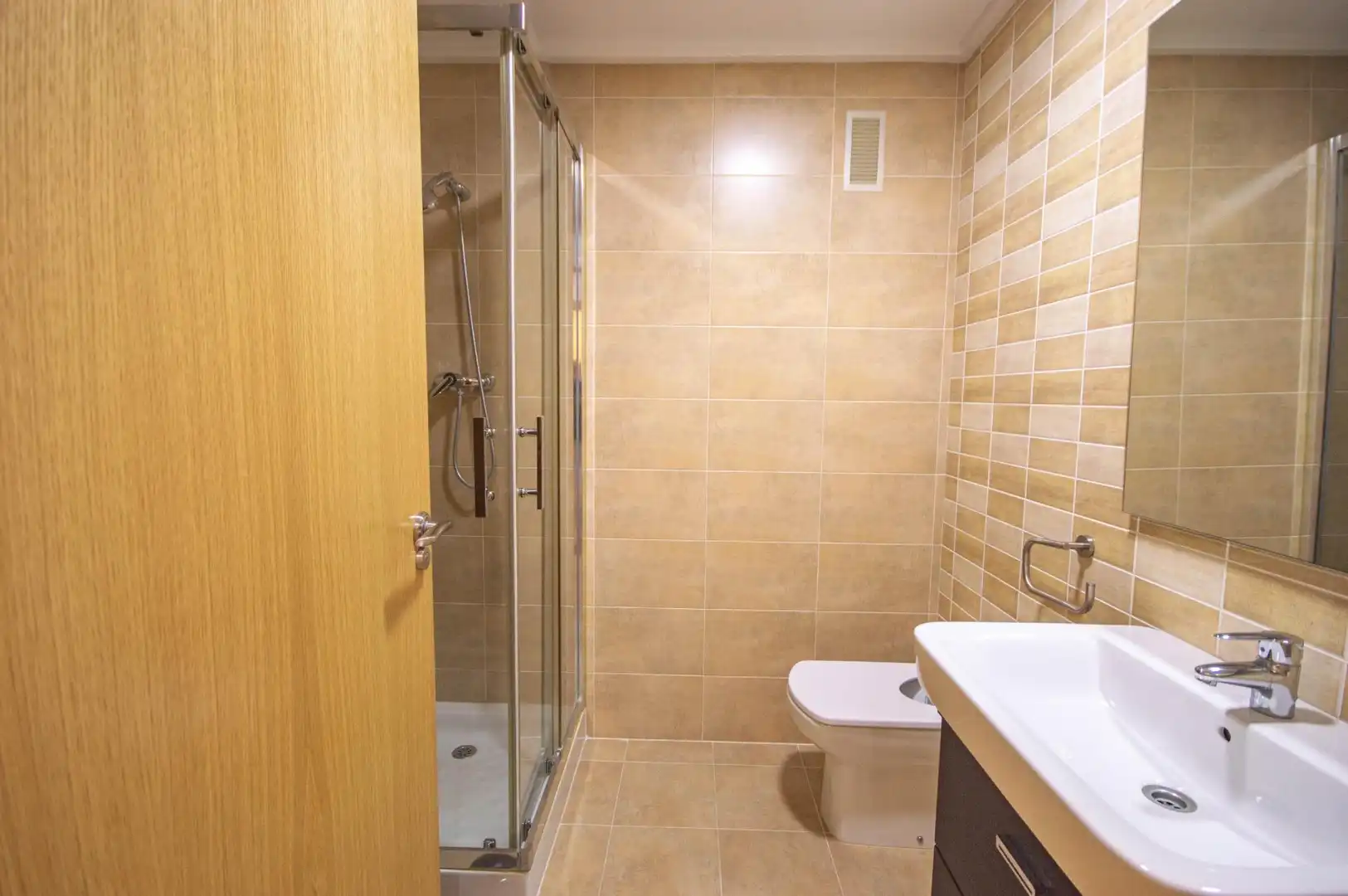 Baño de Piso de alquiler en Elda con Aire acondicionado, Trastero y Amueblado