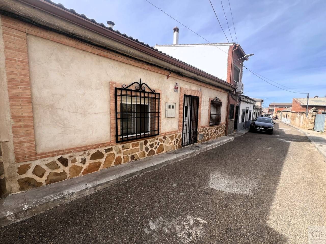 Vista exterior de Casa adosada en venda en San Martín de Montalbán amb Calefacció i Jardí privat