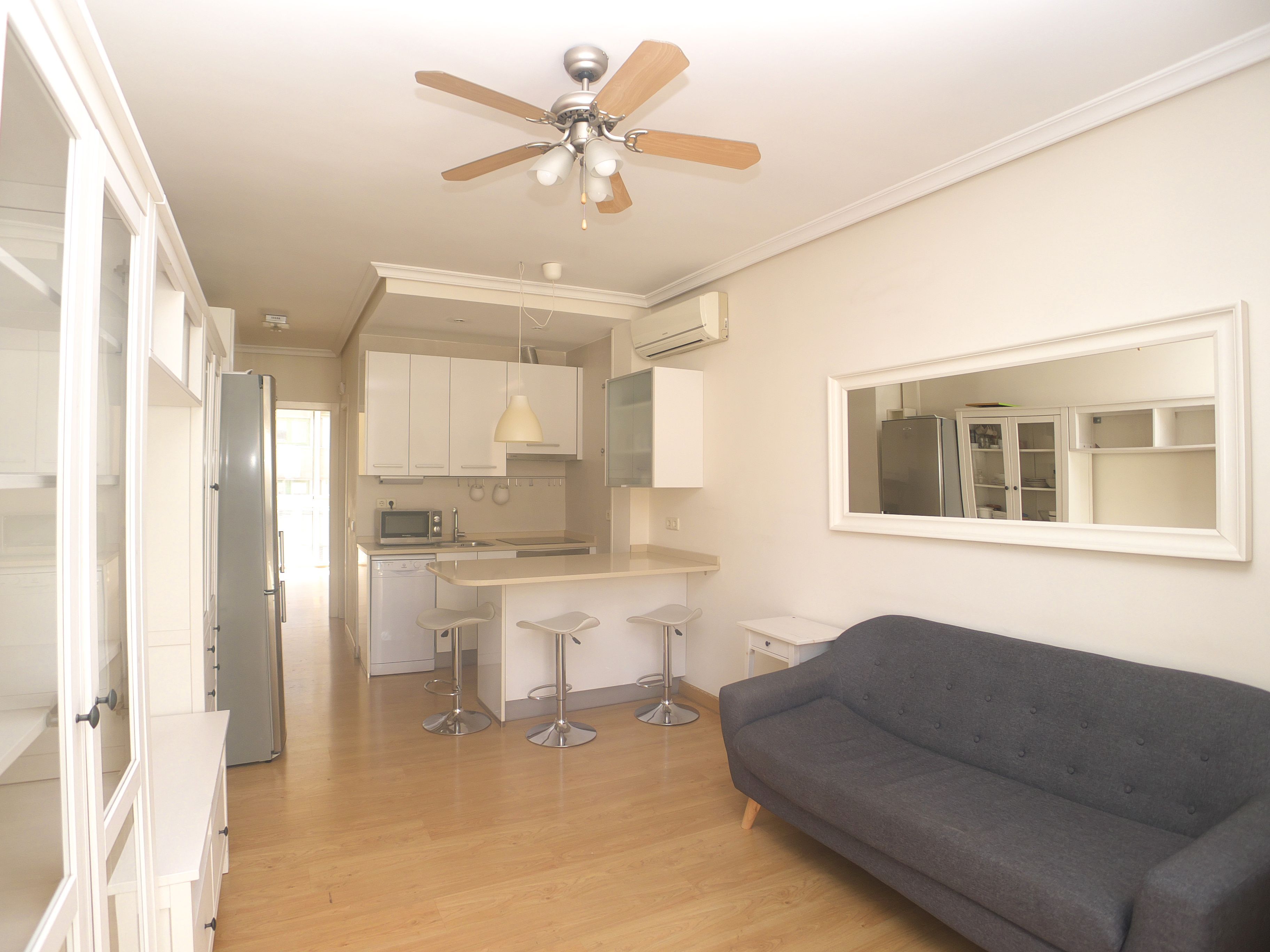 Sala de estar de Piso de alquiler en  Madrid Capital con Aire acondicionado, Calefacción y Piscina comunitaria