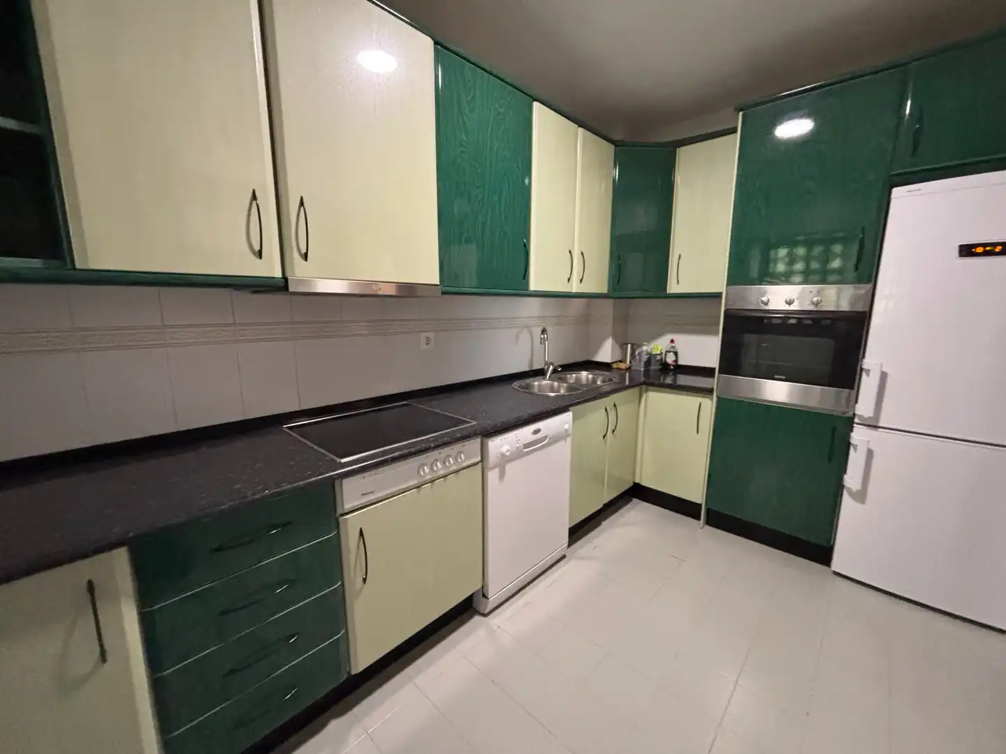 Kitchen of Flat for rent in Granada  with Air Conditioner, Heating and Washing machine
