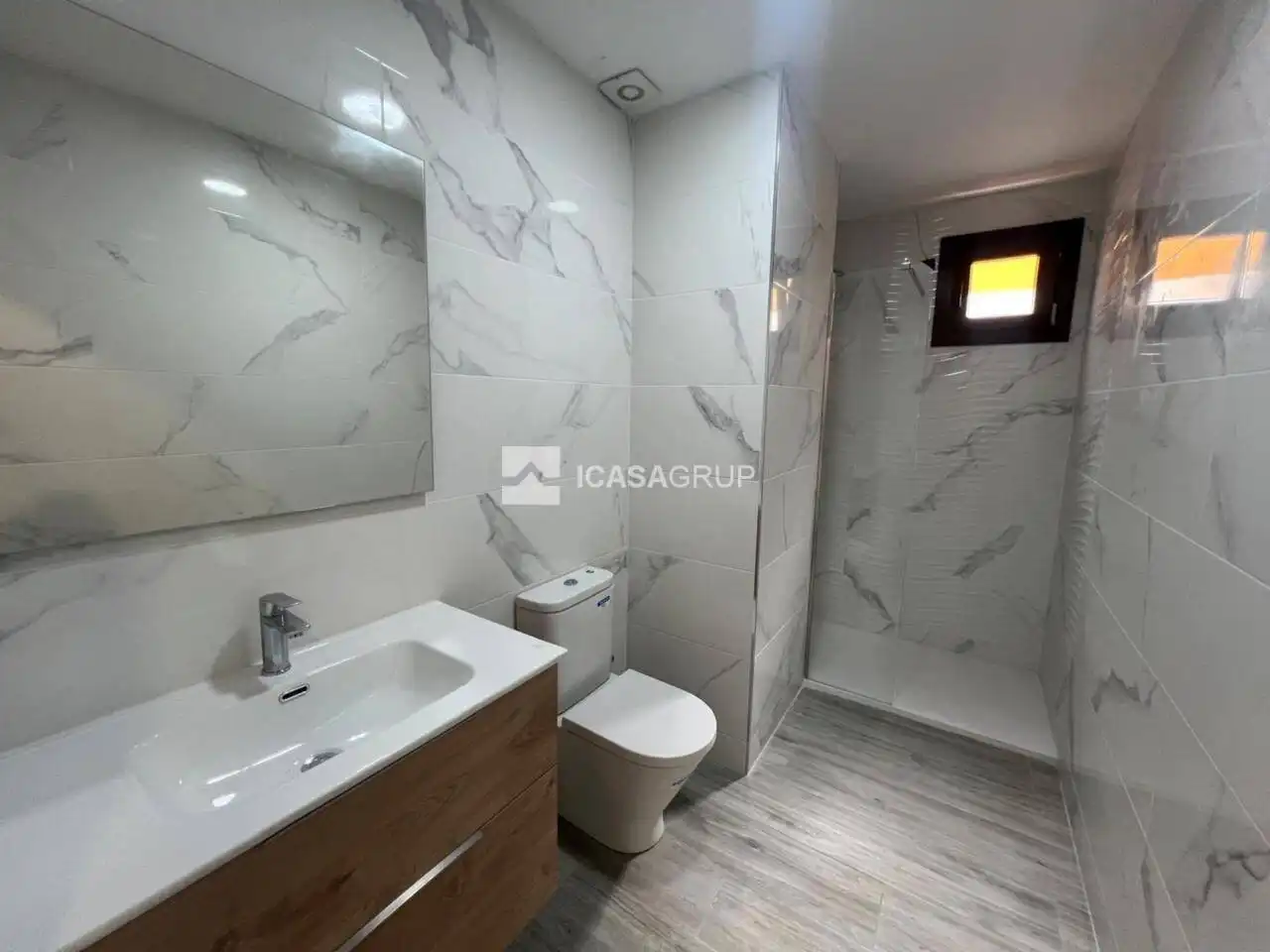 Bany de Apartament de lloguer en Rubí amb Aire condicionat i Balcó