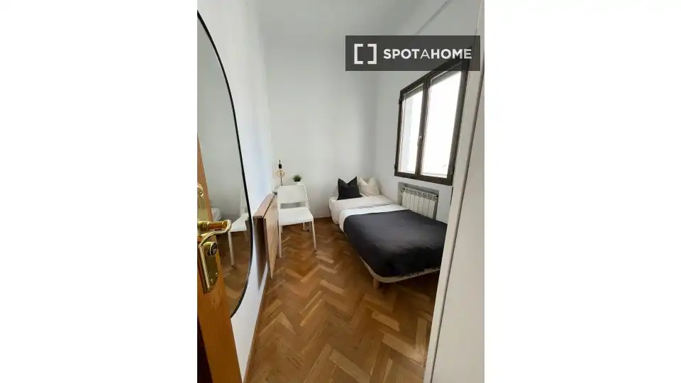 Bedroom of Flat for share in Madrid  with Air Conditioner, Heating and Furnished