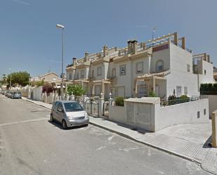 Vista exterior de Casa adosada en venda en Orihuela amb Jardí privat