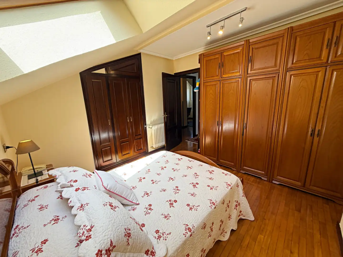 Habitación de Casa adosada en venta en Oviedo  con Calefacción, Jardín privado y Parquet
