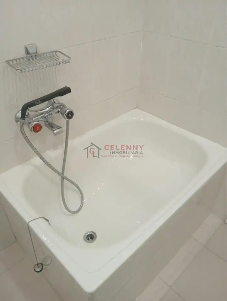 Badezimmer von Einfamilien-Reihenhaus zur Miete in San Cibrao das Viñas mit Heizung und Balkon