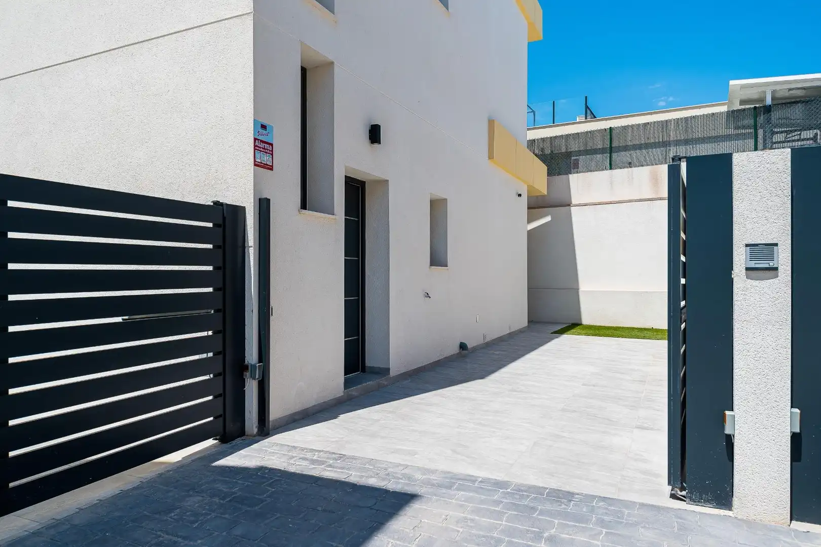 Vista exterior de Casa o xalet en venda en Los Montesinos amb Aire condicionat, Terrassa i Piscina