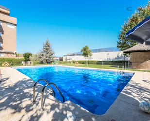 Piscina de Pis de lloguer en Majadahonda amb Aire condicionat i Terrassa