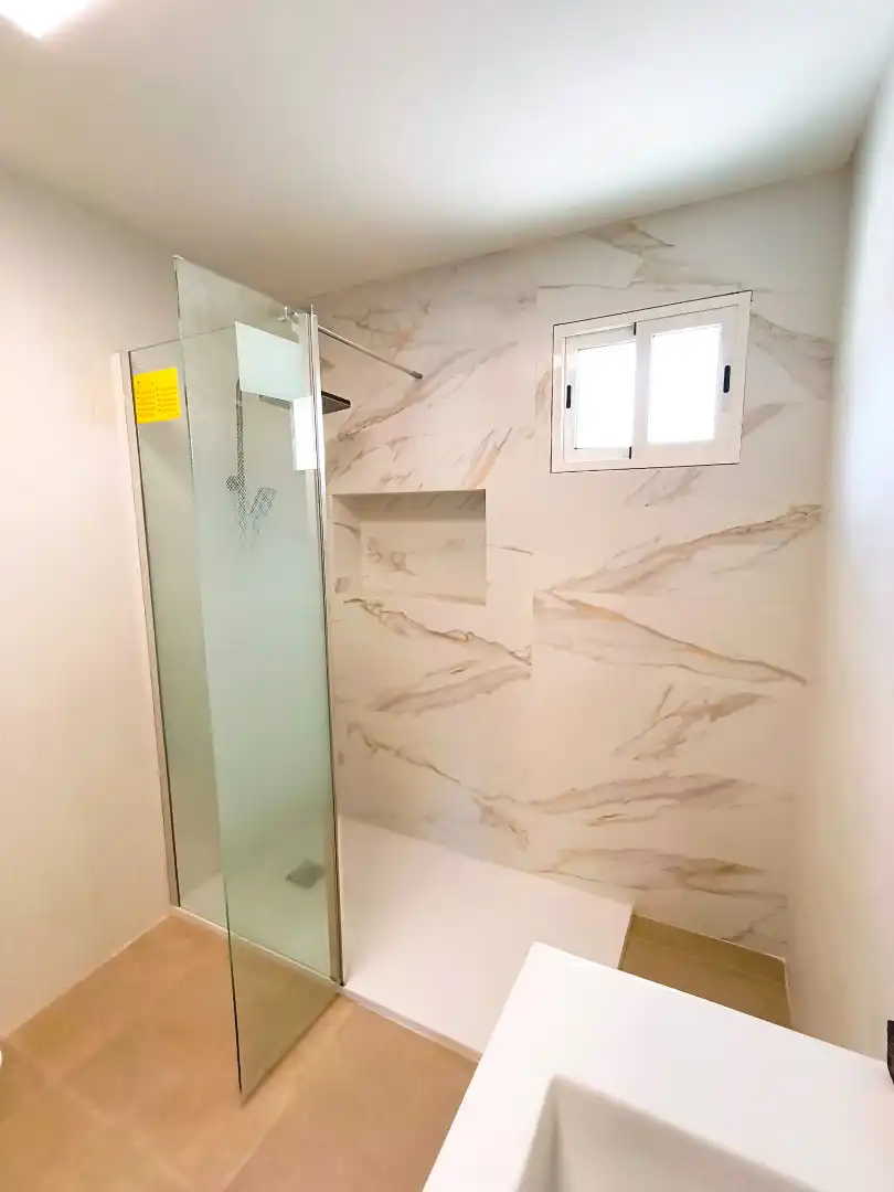 Baño de Piso en venta en Arico con Horno, Microondas y Balcón