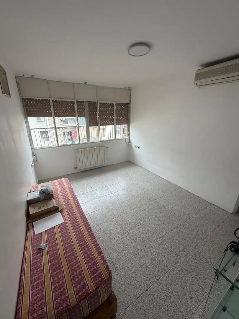 Schlafzimmer von Wohnung zum Verkauf in Cornellà de Llobregat mit Klimaanlage und Heizung