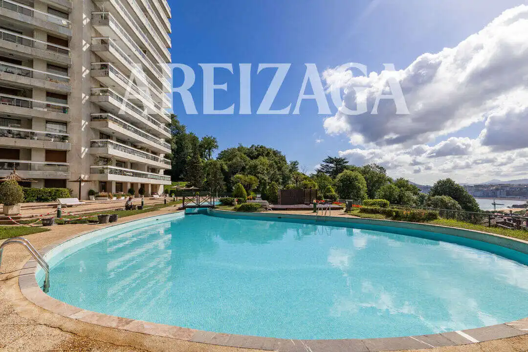 Piscina de Piso en venta en Donostia - San Sebastián  con Aire acondicionado, Calefacción y Jardín privado