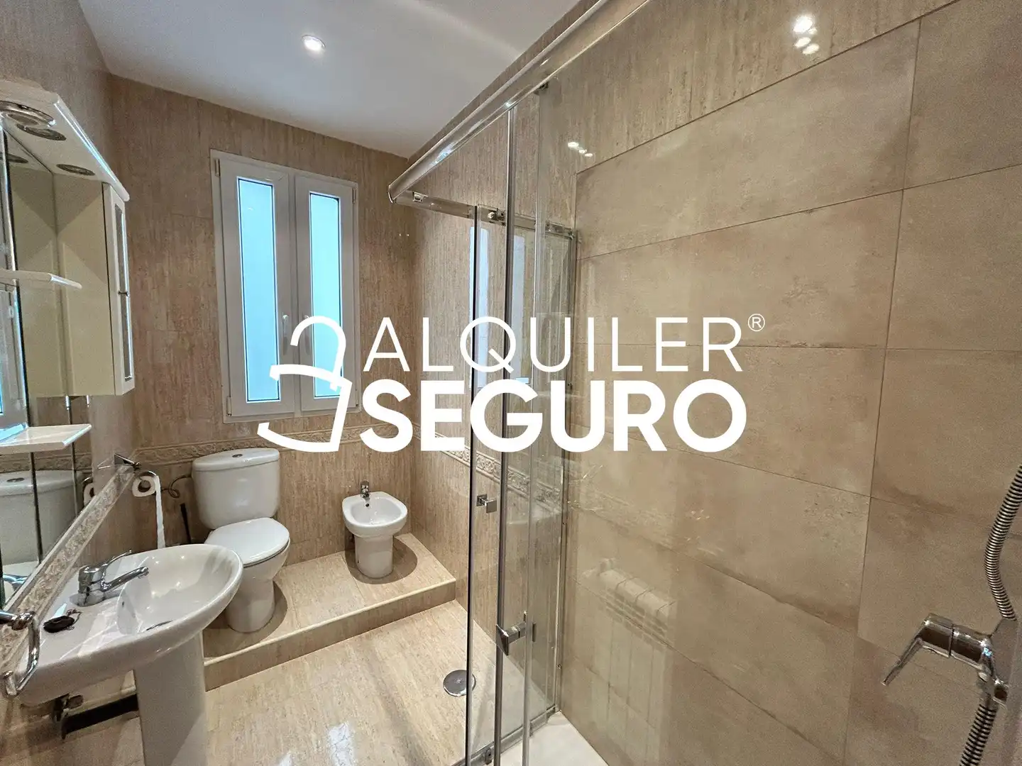 Bathroom of Flat for rent in Madrid  with Air Conditioner and Heating