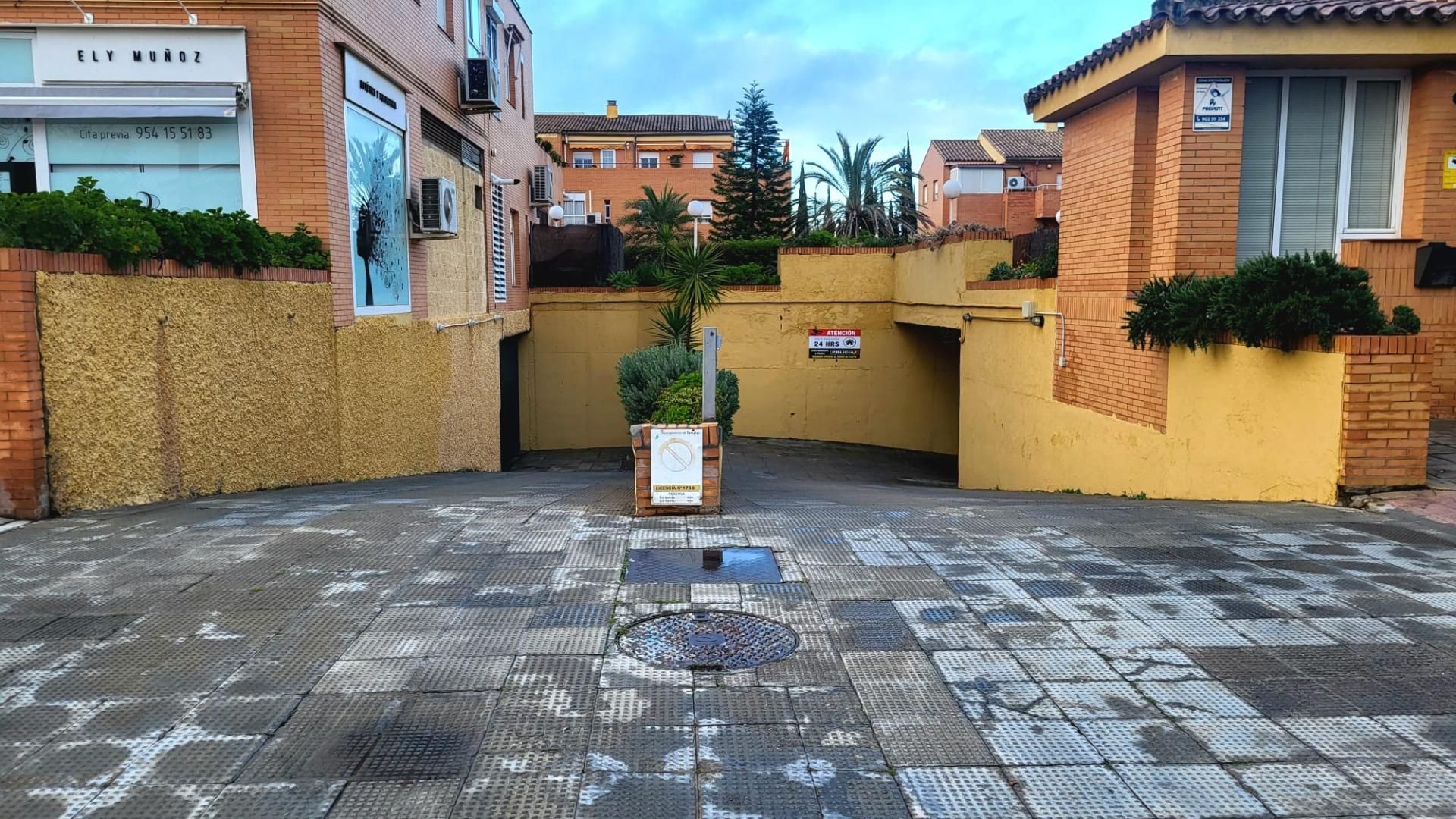 Exterior view of Garage for sale in Tomares