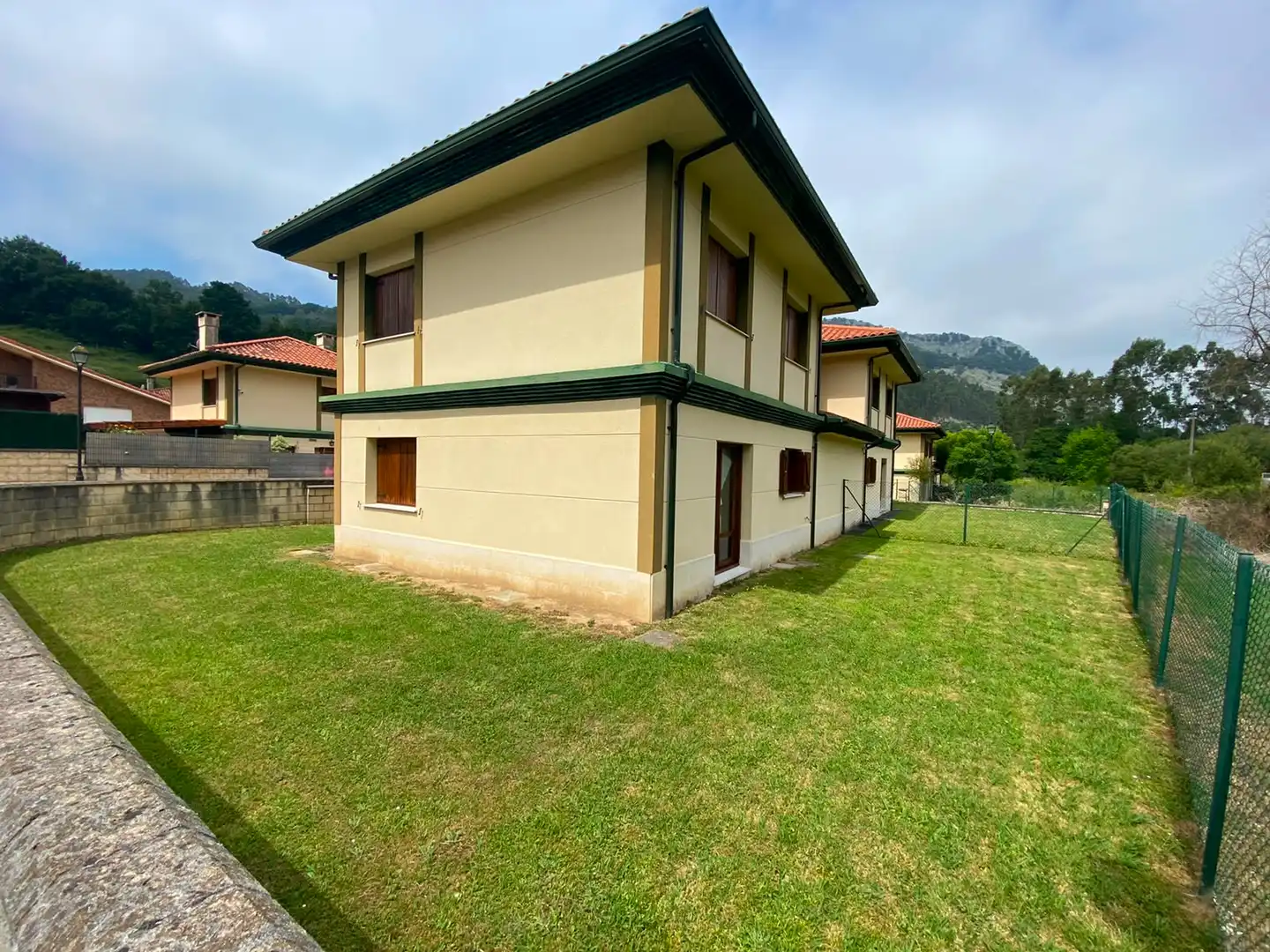 Vista exterior de Casa o chalet en venta en Castro-Urdiales con Calefacción, Jardín privado y Parquet