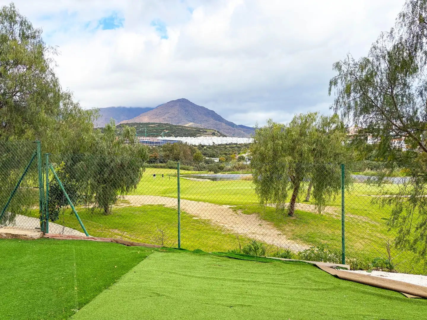 Wohnung zum Verkauf in Estepona mit Klimaanlage, Terrasse und Abstellraum