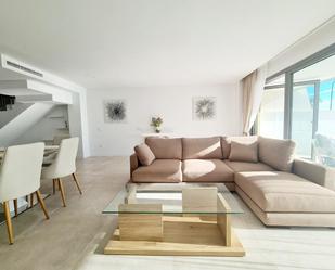 Sala d'estar de Casa adosada de lloguer en Mijas amb Aire condicionat, Terrassa i Piscina