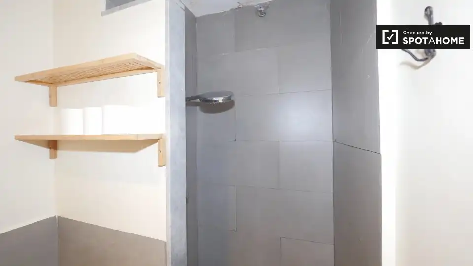Baño de Piso de alquiler en Barcelona con Aire acondicionado, Calefacción y Amueblado