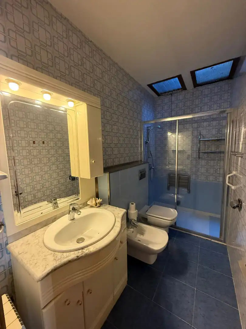 Badezimmer von Einfamilien-Reihenhaus zum Verkauf in Sant Celoni mit Klimaanlage, Heizung und Balkon