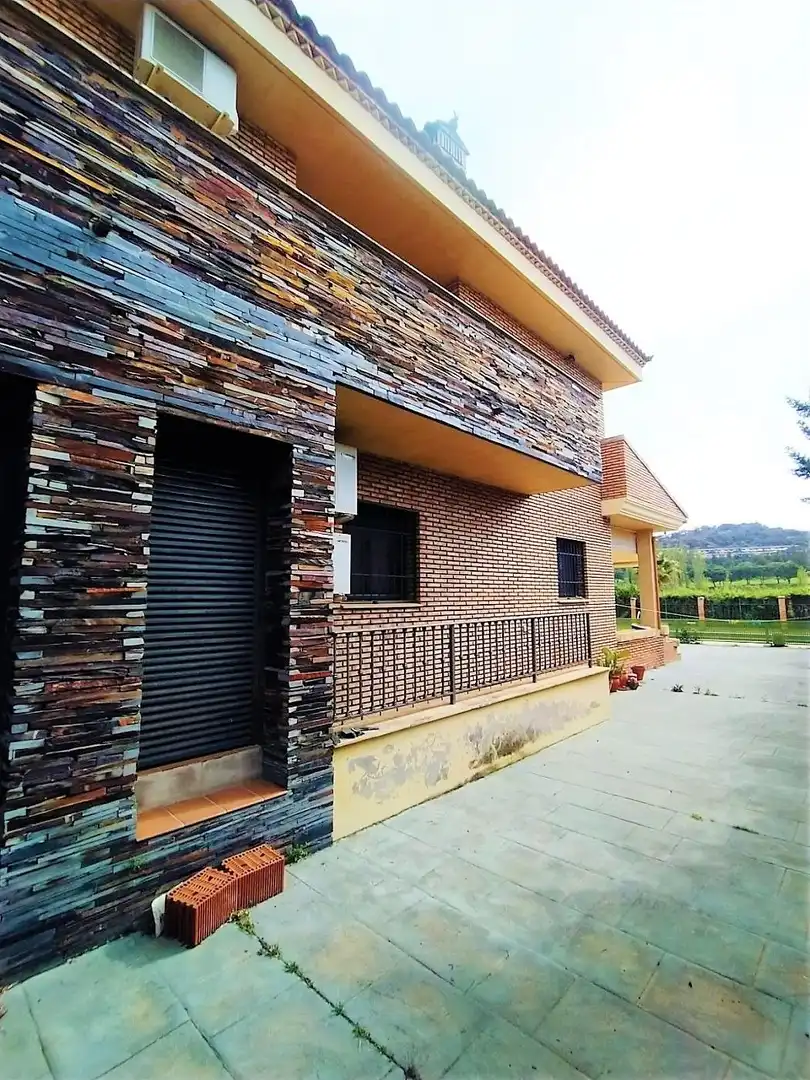 Vista exterior de Casa o xalet en venda en Cáceres amb Aire condicionat, Calefacció i Jardí privat