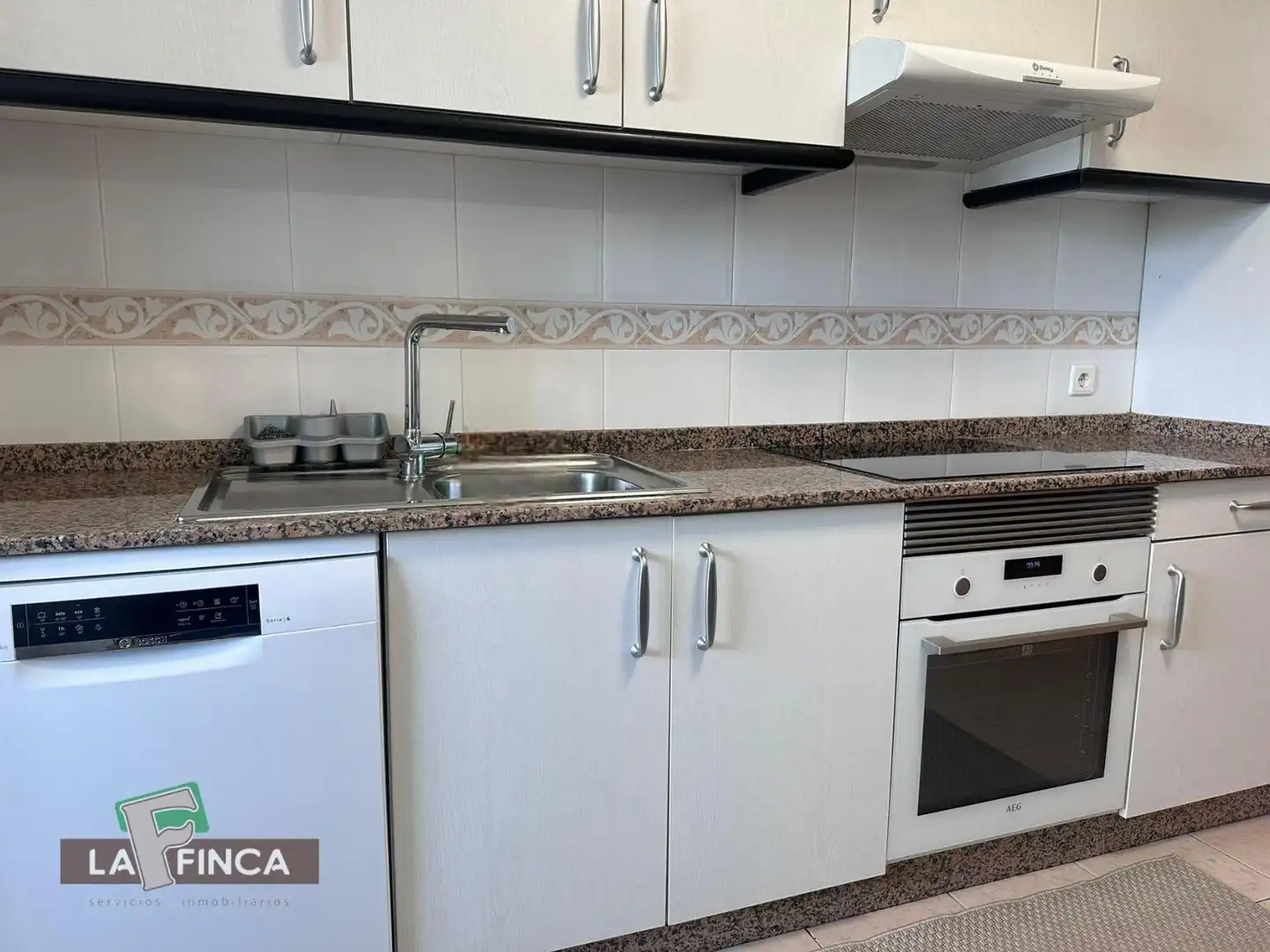 Cuina de Pis en venda en Oviedo  amb Calefacció, Parquet i Traster