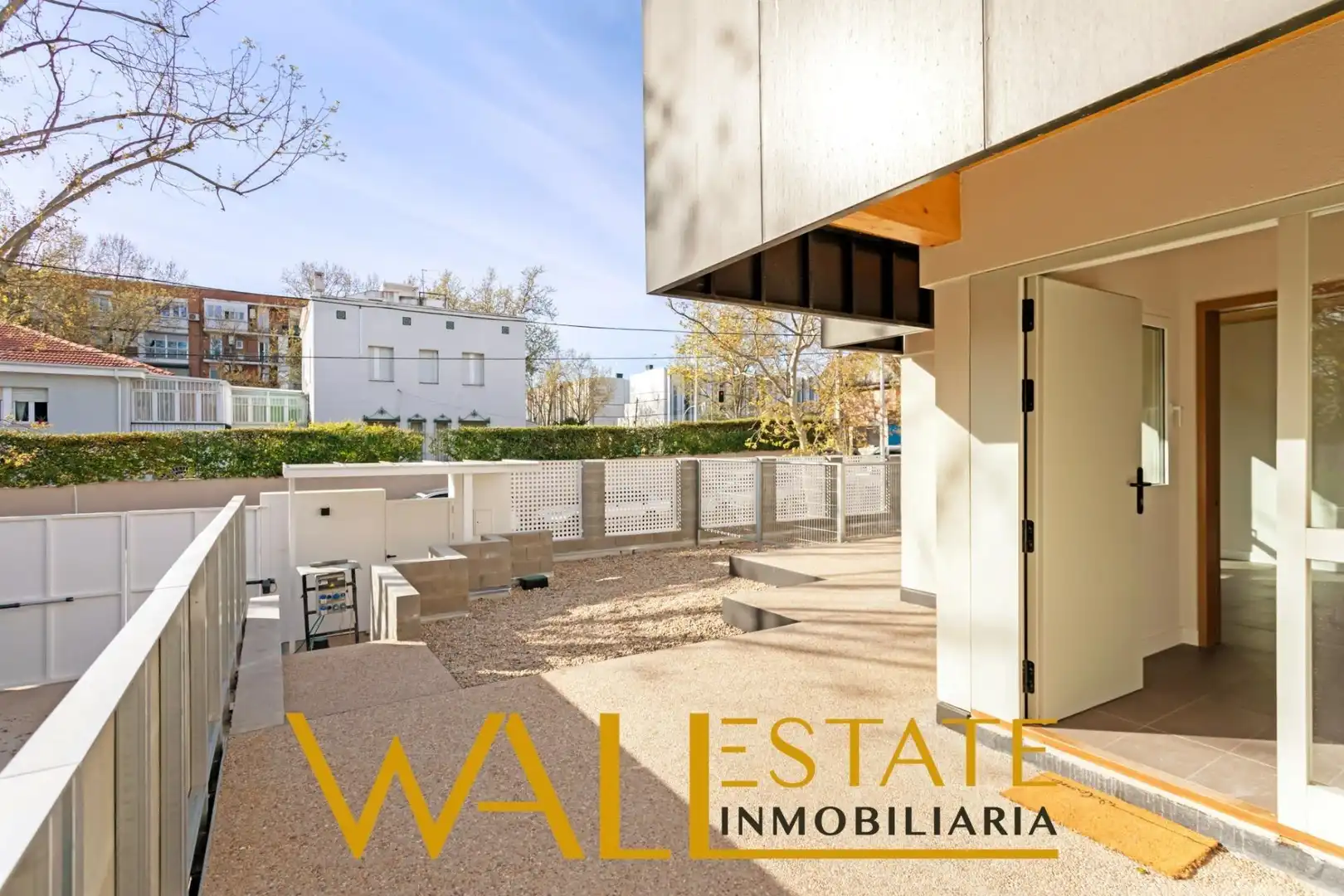 Vista exterior de Casa o xalet en venda en Madrid amb Calefacció, Jardí privat i Terrassa