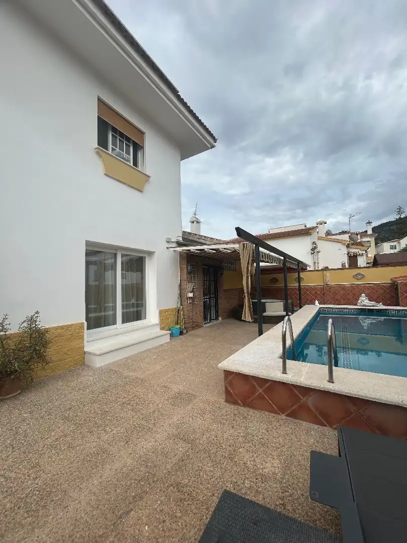 Vista exterior de Casa o xalet en venda en Alhaurín de la Torre amb Aire condicionat, Jardí privat i Terrassa