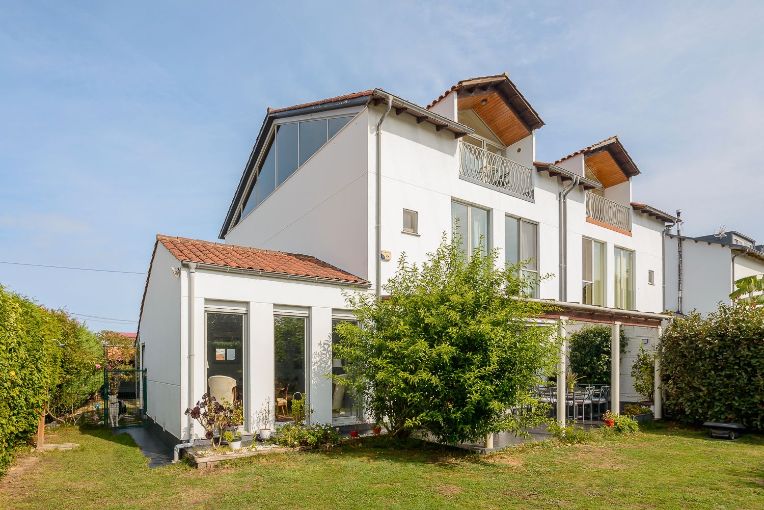 Vista exterior de Casa adosada en venta en Muros de Nalón con Calefacción, Jardín privado y Parquet