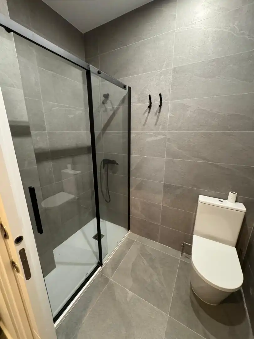 Badezimmer von Erdgeschoss zur Miete in Cornellà de Llobregat mit Klimaanlage, Heizung und Möbliert