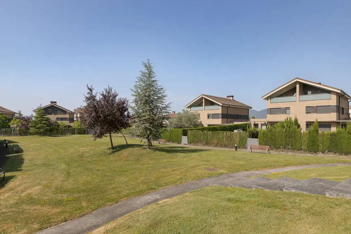 Außenansicht von Einfamilien-Reihenhaus zum Verkauf in Iza / Itza mit Heizung, Privatgarten und Terrasse