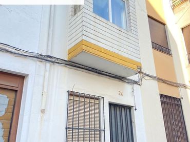 Casa con balcón en venta en Martos